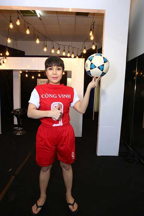 Để nữ ca sĩ bớt cảm giác lẻ loi trên ghế nóng, giám khảo Việt Hương đã hóa thân thành Công Vinh.