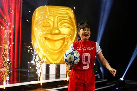 Nữ danh hài đã khiến Thủy Tiên bất ngờ khi xuất hiện trên sân khấu với trang phục thể thao có in hình số 9 của cầu thủ Công Vinh, cùng với quả bóng trên tay.