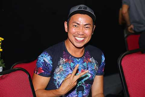 Trong buổi ghi hình của chương trình, nghệ sĩ hài hải ngoại Hoài Tâm – bạn diễn rất ưng ý của Việt Hương – cũng có mặt tại trường quay để xem người bạn diễn của mình làm giám khảo chương trình cũng như ủng hộ các thí sinh.