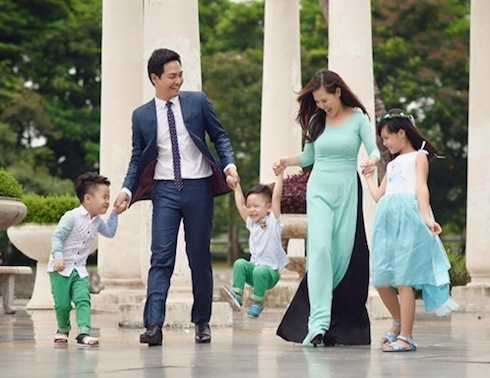 MC Phan Anh bên vợ và 3 thiên thần đáng yêu: Bo - Bin - Pooh.
