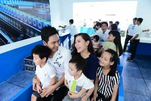 Gia đình vui vẻ, rạng rỡ khi đi tham dự một sự kiện trong năm.