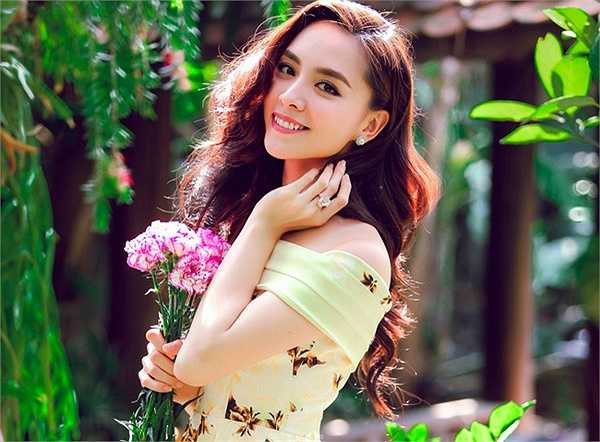 Thiên Lý sinh năm 1989 trong khi chồng cô là ông Nguyễn Quốc Toàn sinh năm 1962, hơn vợ 27 tuổi. 