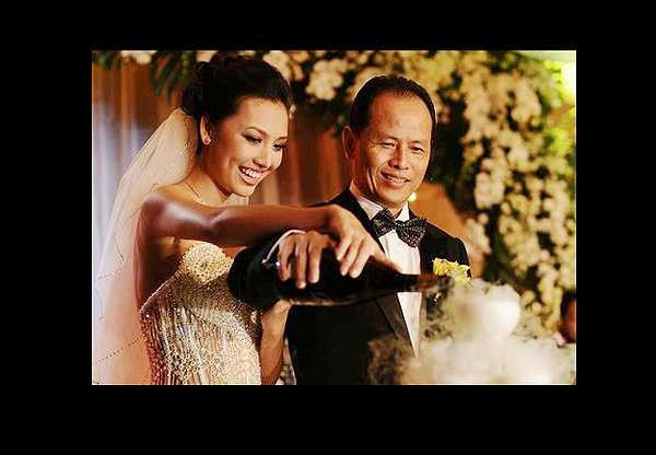 Thanh Tuyền được cử đi thi Hoa hậu Trái đất nhưng cô bất ngờ lên xe hoa trước khi tham dự cuộc thi. Chồng cô là tiến sĩ, 'ông trùm truyền thông' Nguyễn Quang Minh. 