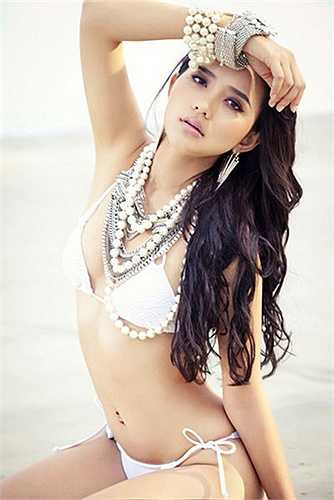 Là người đẹp khá kín tiếng nhưng mới đây chuyện tình cảm của cô đã trở thành tâm điểm trên các mặt báo. Người đẹp đã đính hôn với đại gia Đức An hơn cô 26 tuổi và là chồng cũ của siêu mẫu Ngọc Thúy. 