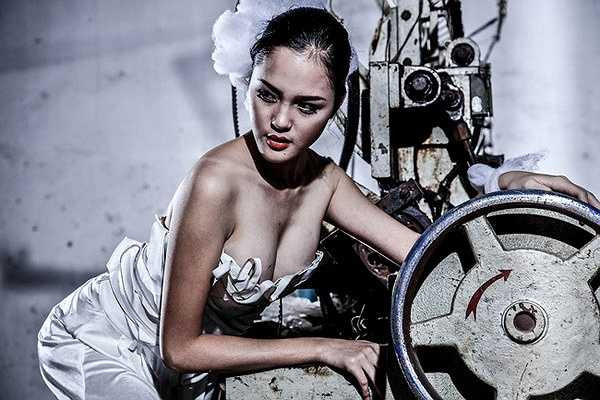 Cô lên xe hoa với doanh nhân Lê Quang Minh, phó tổng giám đốc kiêm giám đốc khối Nguồn vốn và Ngoại hối của ngân hàng VIB. 