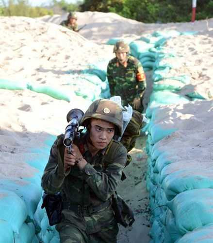 Ngày 15/11, tại huyện Hàm Tân (tỉnh Bình Thuận), Sư đoàn 302 (Quân khu 7) tổ chức thành công cuộc diễn tập chiến thuật có bắn đạn thật cấp tiểu đoàn bộ binh được sự chi viện của hỏa lực sư đoàn và phối hợp cùng dân quân địa phương trong chiến đấu phòng ngự bờ biển. Ảnh: Cán bộ, chiến sĩ Tiểu đoàn 4 cơ động vào vị trí phòng ngự.