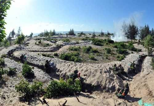 Tại cuộc diễn tập, Tiểu đoàn 4 (Trung đoàn 88, Sư đoàn 302) và Đại đội dân quân cơ động huyện Hàm Tân (Bộ CHQS tỉnh Bình Thuận) đã linh hoạt vận dụng các biện pháp tác chiến, hiệp đồng chặt chẽ giữa các lực lượng, xử lý linh hoạt các tình huống, đảm bảo an toàn về mọi mặt. Ảnh: Các lực lượng củng cố công sự trận địa, tập trung sinh lực, hỏa lực tiêu diệt địch.