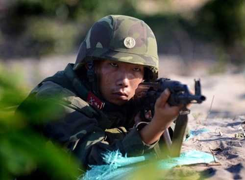 Chiến sĩ Tiểu đoàn 4 ngắm bắn mục tiêu.