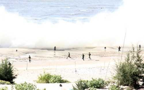 Cuộc diễn tập góp phần nâng cao trình độ tổ chức chỉ huy, công tác tham mưu tác chiến cho đội ngũ cán bộ các cấp; trình độ hiệp đồng, phối hợp chiến đấu giữa hỏa lực của cấp trên, các phân đội trong đơn vị và lực lượng dân quân trong khu vực phòng thủ địa phương trong chiến đấu phòng ngự. Ảnh: Sau khi đánh bại các đợt tiến công của địch, Tiểu đoàn 4 cùng lực lượng địa phương tiêu diệt địch còn lại.