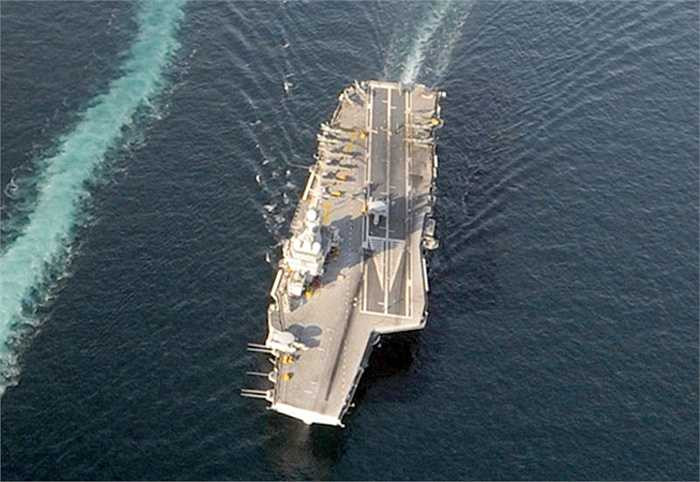 Sàn tàu sân bay Charles de Gaulle nhìn từ trên cao