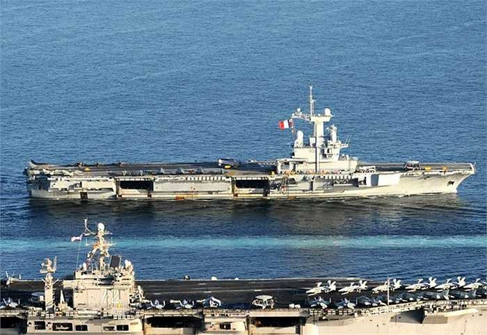 Charles de Gaulle (trên) di chuyển bên cạnh tàu Mỹ