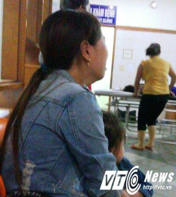 Vợ của nạn nhân Hoàng Trọng Trung đang chờ tin sức khỏe của chồng tại bên ngoài phòng cấp cứu.