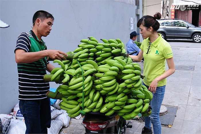 Những buồng chuối bán ở tòa nhà 23 Lạc Trung sáng 18/11 là của nông dân Vĩnh Phúc, những người không tìm được hướng tiêu thụ sau khi chuối mất giá