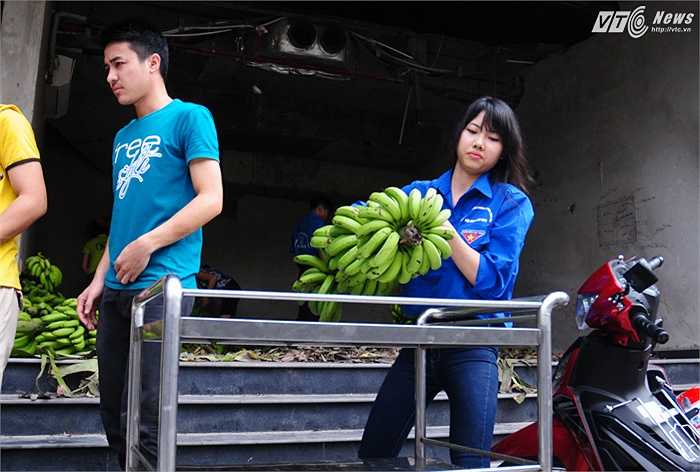 Các bạn sinh viên của đội Tình nguyên Lam Sơn, Thanh Hóa hỗ trợ quá trình bán chuối sáng 18/11 của kênh VTC16