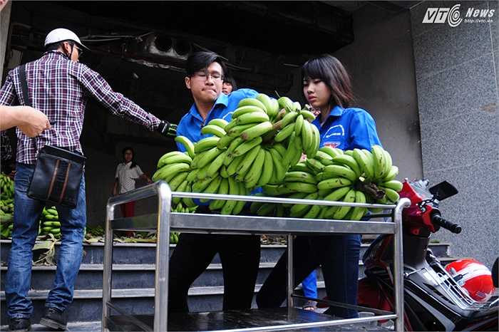 Nhà bếp của tòa nhà VTC 23 Lạc Trung là một trong những khách hàng mua số lượng lớn trong sáng nay