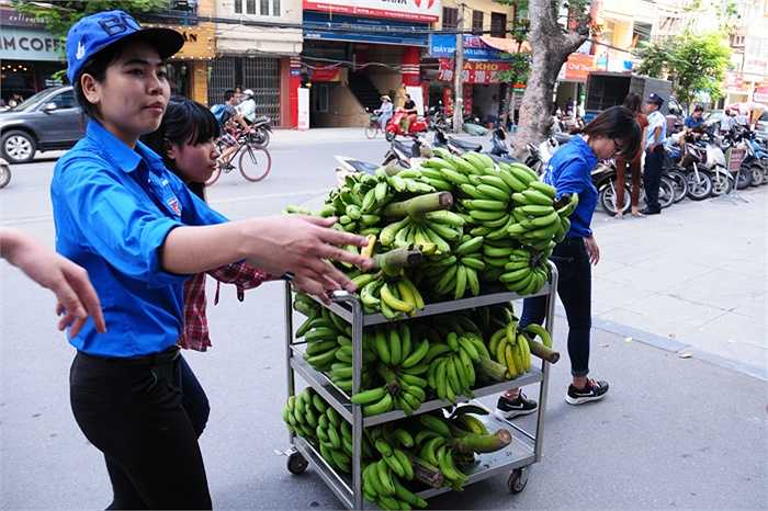 Các bạn sinh viên vận chuyển chuối từ sảnh lên vào nhà bếp của tòa nhà 23 Lạc Trung