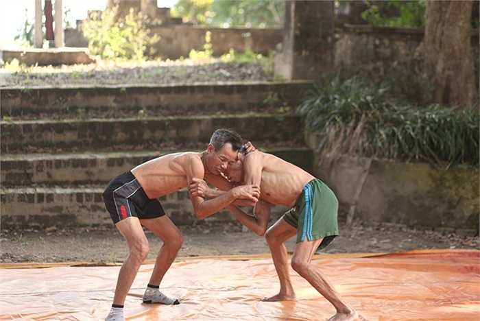 Đều đặn 15h mỗi thứ năm, thứ bảy và chủ nhật hàng tuần, sân đình lại rộn vang tiếng trống, tiếng hò hét của cả thầy lẫn trò.