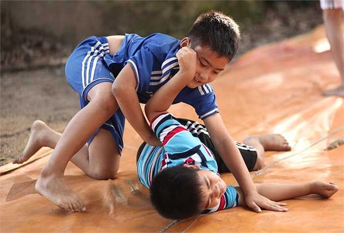 Vợ con nhiều lần khuyên ông nghỉ ngơi vì tuổi già, sức yếu, nhưng nỗi niềm với môn thể thao đang ngày càng bị mai một ở nhiều địa phương khiến người cựu binh quyết tâm duy trì và phát triển hoạt động của CLB.