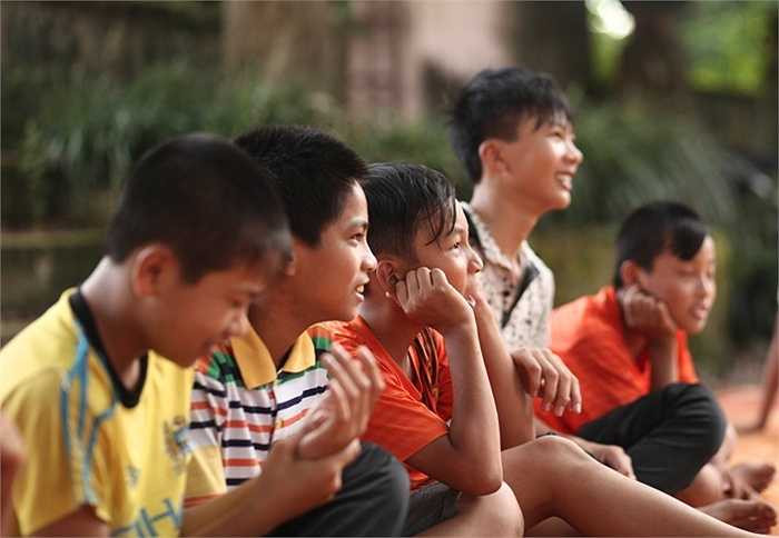 Đã không thu học phí và gia cảnh khó khăn, ông vẫn trích lương hưu mua nước uống, hoa quả để động viên và bồi dưỡng cho các cháu mỗi buổi tập.