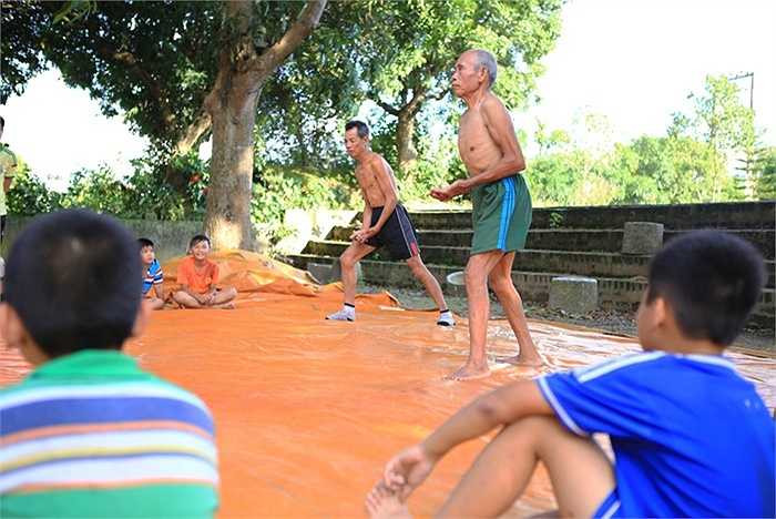 Ở tuổi 83, sức khỏe không còn dồi dào như trước nên ông không thể trực tiếp truyền dạy cho học trò những được động tác kĩ thuật đối kháng khó như trước, và phải nhờ đến sự giúp đỡ các huấn luyện trẻ của huyện.