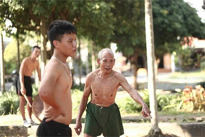 Tuy nhiên ông vẫn tham gia giảng dạy các động tác cơ bản, biểu diễn kĩ thuật se đài... Sự xuất hiện của ông cũng là nguồn cổ vũ, động viên lớn lao cho tinh thần luyện tập của các cháu nhỏ.