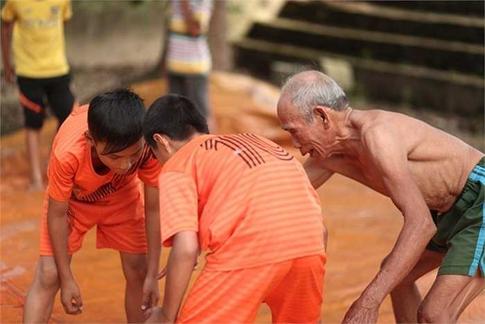'Hiện tại, ông còn sức khỏe nhưng trong thời gian sắp tới có thể sẽ không còn duy trì được lớp học nữa', ông nói. 'Tuy nhiên ông luôn mong muốn chính quyền địa phương quan tâm để lớp học ngày càng phát triển, gìn giữ thể thao truyền thống và cũng là nét đẹp của dân tộc'.