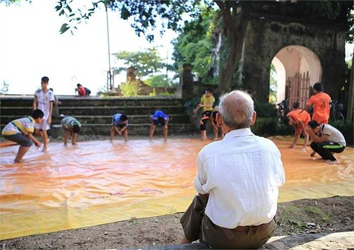 Hàng năm, ông vẫn đều đặn đưa các cháu đi thi đấu ở các giải cấp huyện, tỉnh. Các thành tích và huy chương chính là niềm tự hào, động lực để ông tiếp tục công việc truyền dạy, duy trì môn thể thao truyền thống quý báu của dân tộc. Nhiều học trò cũ của ông đã được tuyển chọn lên thi đấu tại các đội tuyển cấp Quốc gia.