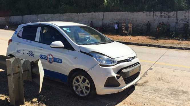 Chiếc xe taxi mang biển số tỉnh Lâm Đồng bị cướp, được giữ lại tại Trạm CSGT Ngọc Hồi - Ảnh: Thái Bá Dũng