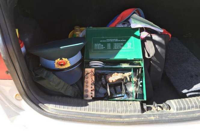Tư trang của bộ đội được phát hiện trên chiếc xe taxi bị cướp - Ảnh: Thái Bá Dũng