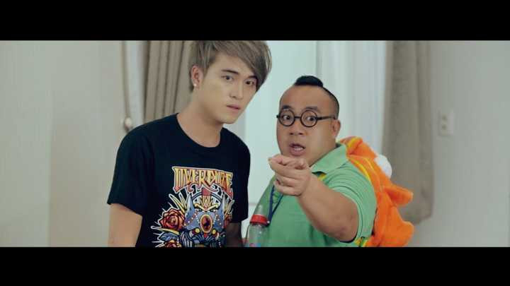 Trọng Hiếu là vốn là cựu sinh viên trường Cao đẳng Văn hóa Nghệ thuật TP HCM. Anh cũng từng tham gia Liên hoan tiếng hát truyền hình Sao Mai 2013 khu vực miền Trung và Tây Nguyên và vào đến vòng chung kết.