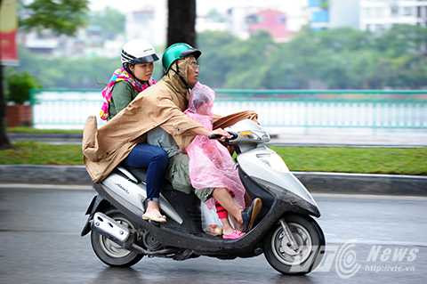 Người dân Hà Nội co ro trong cái rét đầu đông