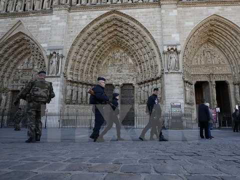 Lực lượng an ninh Pháp tuần tra tại lối vào nhà thờ Notre Dame ở thủ đô Paris ngày 15/11