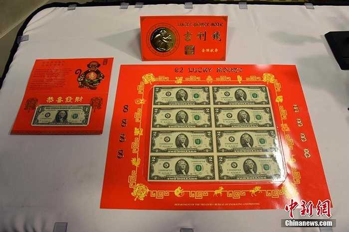 Các tờ tiền may mắn có mệnh giá 1 USD và 2 USD. Trong đó, tờ 2 USD được đính trong tấm thiệp lớn