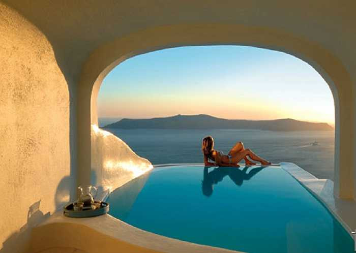 Nằm trên hòn đảo xinh đẹp Santorini, Hy Lạp, Sun Rocks Boutique là khách sạn trong vách núi lửa. Tường được chạm khắc từ chính mặt đá bên trong vách núi, tạo cảm giác hoang dã, trong lành tối đa.