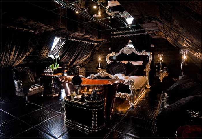 The Crazy Bear, Beaconsfield, Anh là khách sạn được xây dựng trên nền tảng công trình từ thế kỷ 15. 32 phòng trong hệ thống khách sạn độc đáo này lấy cảm hứng từ Las Vegas, Moulin Rouge hay sao Hỏa.