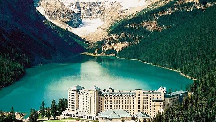 The Fairmont Chateau Lake Louise nằm bên hồ sông băng tuyệt đẹp trong công viên Alberta, Canada. Bao quanh bởi rừng cây lá kim xanh mướt, du khách như thể lạc vào một thế giới khác, thanh bình và xinh đẹp.