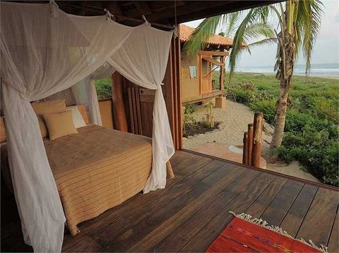 Playa Viva nằm ở phía bắc thành phố biển xinh đẹp Acapulco, Mexico là khách sạn đáng yêu và thân thiện với môi trường nhất. Muốn đến đây, du khách phải di chuyển qua đường dốc, cầu và bậc thang. Một phần của khu resort này là khu bảo tồn thiên nhiên, điều khiến Playa Viva đứng đầu danh sách này.