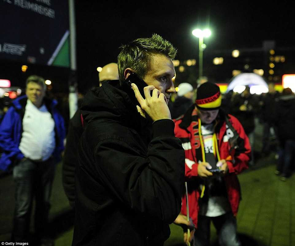 CĐV Đức rời sân