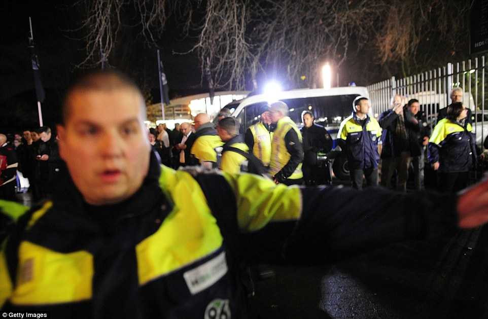 Nghi xe cứu thương chứa đầy chất nổ, hủy trận Đức - Hà Lan