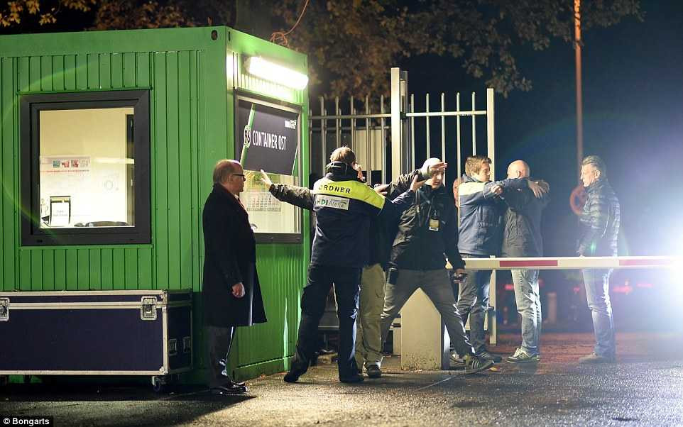 Nghi xe cứu thương chứa đầy chất nổ, hủy trận Đức - Hà Lan