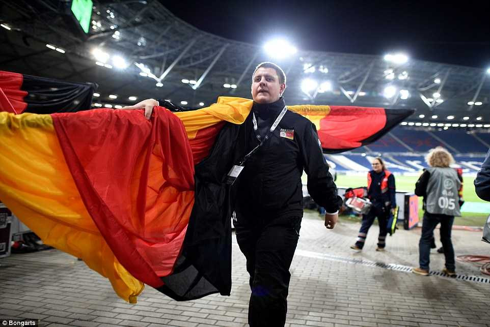 Trận Đức-Hà Lan bị hoãn là thất bại của bóng đá