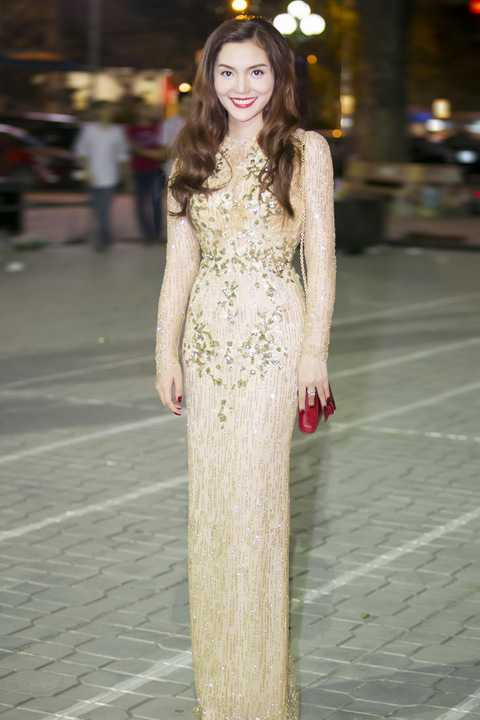 Nữ hoàng Opera rạng ngời khoe vẻ đẹp sang trọng nhưng đầy gợi cảm trong chiếc đầm sequin lấp lánh.