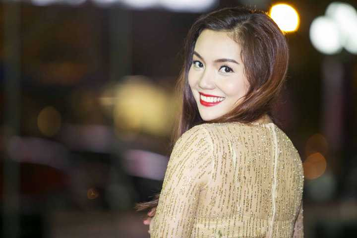 Với làn da trắng ngần không tỳ vết cùng nụ cười toả nắng, Ngọc Anh hút hồn toàn bộ khán giả có mặt trong sự kiện. Nữ ca sĩ gốc Quảng Ninh thời gian gần đây luôn rất đắt show làm giám khảo cho những chương trình truyền hình, sự kiện lớn.