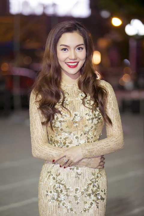 Với giọng hát đẹp, đẳng cấp, vóc dáng quyến rũ cùng khả năng giao tiếp lưu loát, thông minh, Ngọc Anh luôn toả sáng tại những nơi cô xuất hiện