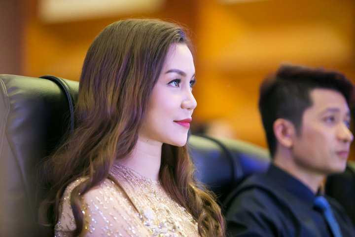 Trong vai trò giám khảo quyền lực, cô luôn tự tin và chân thành tiếp sức để các thí sinh có thể toả sáng hết mình trên sân khấu. 