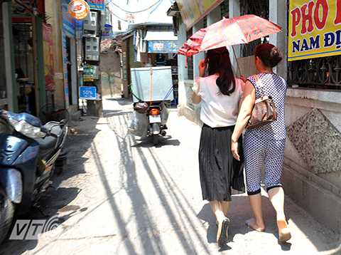 Mức nhiệt này được cho là mức nhiệt cao nhất được ghi nhận từ đầu tháng 11 đến nay và cao vọt so với cùng kỳ nhiều năm. Từ ngày 18/11, nền nhiệt trung bình sẽ giảm từ 2 - 3 độ. Tuy nhiên, theo dự báo, hình thái thời tiết này vẫn sẽ tiếp tục duy trì trong khoảng 10 ngày tới. Mức nhiệt này được cho là mức nhiệt cao nhất được ghi nhận từ đầu tháng 11 đến nay và cao vọt so với cùng kỳ nhiều năm. Từ ngày 18/11, nền nhiệt trung bình sẽ giảm từ 2 - 3 độ. Tuy nhiên, theo dự báo, hình thái thời tiết này vẫn sẽ tiếp tục duy trì trong khoảng 10 ngày tới.