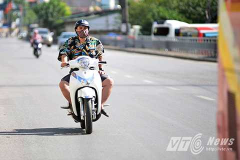 Tại Thủ đô Hà Nội, thời điểm 12 giờ trưa là lúc nhiệt độ đạt đỉnh cao nhất trong ngày, ước tính nhiệt độ ngoài trời lên đến 35 độ C, nhiều người ra đường cảm thấy khó chịu.