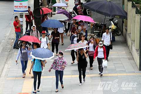 Nhóm sinh viên này cho biết: ‘Bọn em bước xuống từ xe buýt đã thấy ngột ngạt, khó chịu vì nắng quá, mùa đông mà còn khó chịu hơn cả mùa hè.’