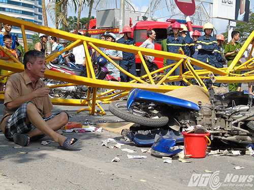 Vụ sập cẩu khiến người đàn ông chết thảm, người thân đau xót - Ảnh MK Vụ sập cẩu khiến người đàn ông chết thảm, người thân đau xót - Ảnh MK