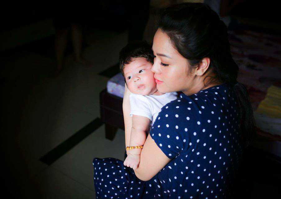 Nói về việc tận bây giờ mới giới thiệu con đến khán giả. Nữ ca sĩ, diễn viên sinh năm 1985 tâm sự rằng không muốn gây chú ý và muốn chọn khoảng thời gian thích hợp nhất để công bố khi bé đã cứng cáp.